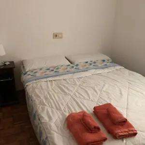 habitacion-doble-en-figueres-con-bano-compartido.topcostabravahotels.com/